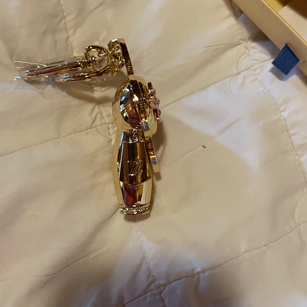Louis Vuitton Red and Gold vivi bag charm key holder in new condition! - Picture 4 of 7